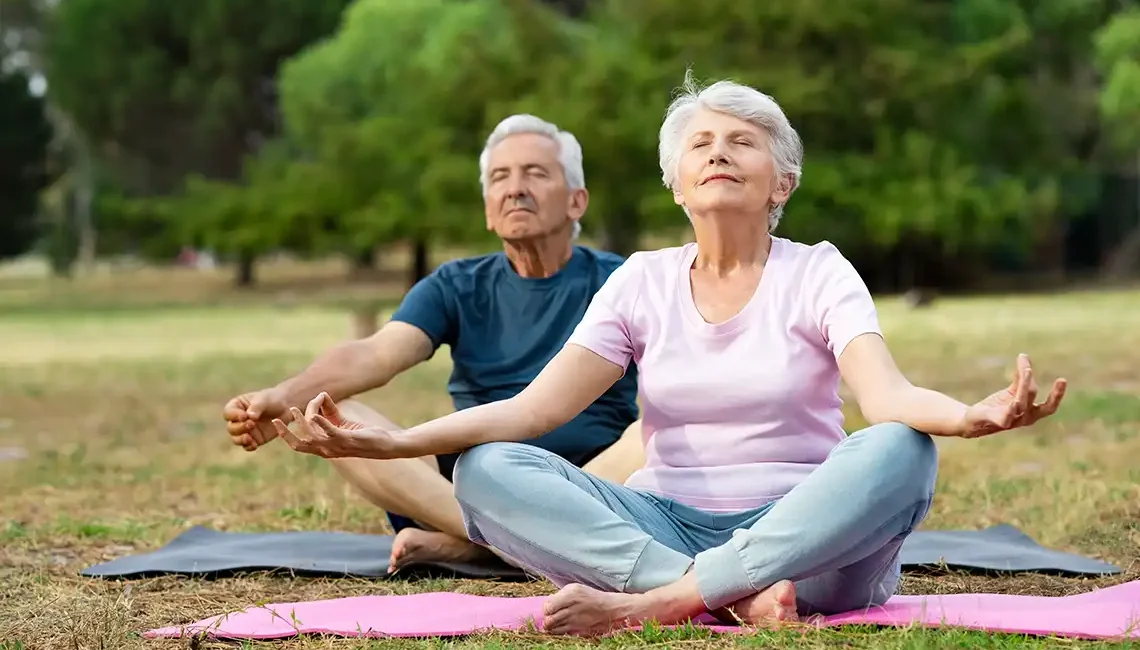 Envejecimiento activo. Personas mayores meditando