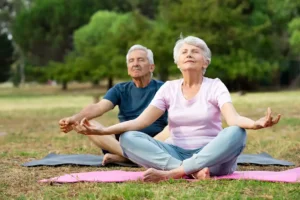 Envejecimiento activo. Personas mayores meditando