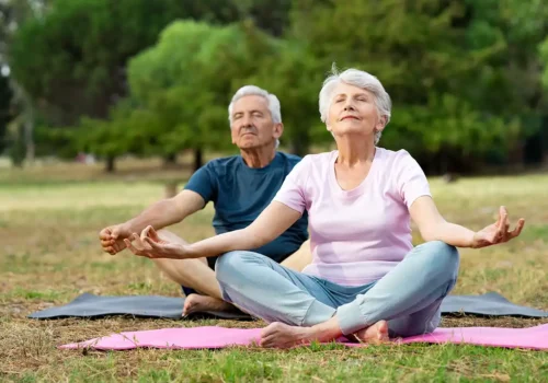 Envejecimiento activo. Personas mayores meditando