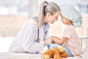 Humanización en hospitales infantiles. Medico y niña en hospital