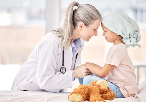 Humanización en hospitales infantiles. Medico y niña en hospital