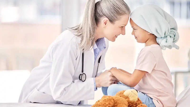 Humanización en hospitales infantiles. Medico y niña en hospital