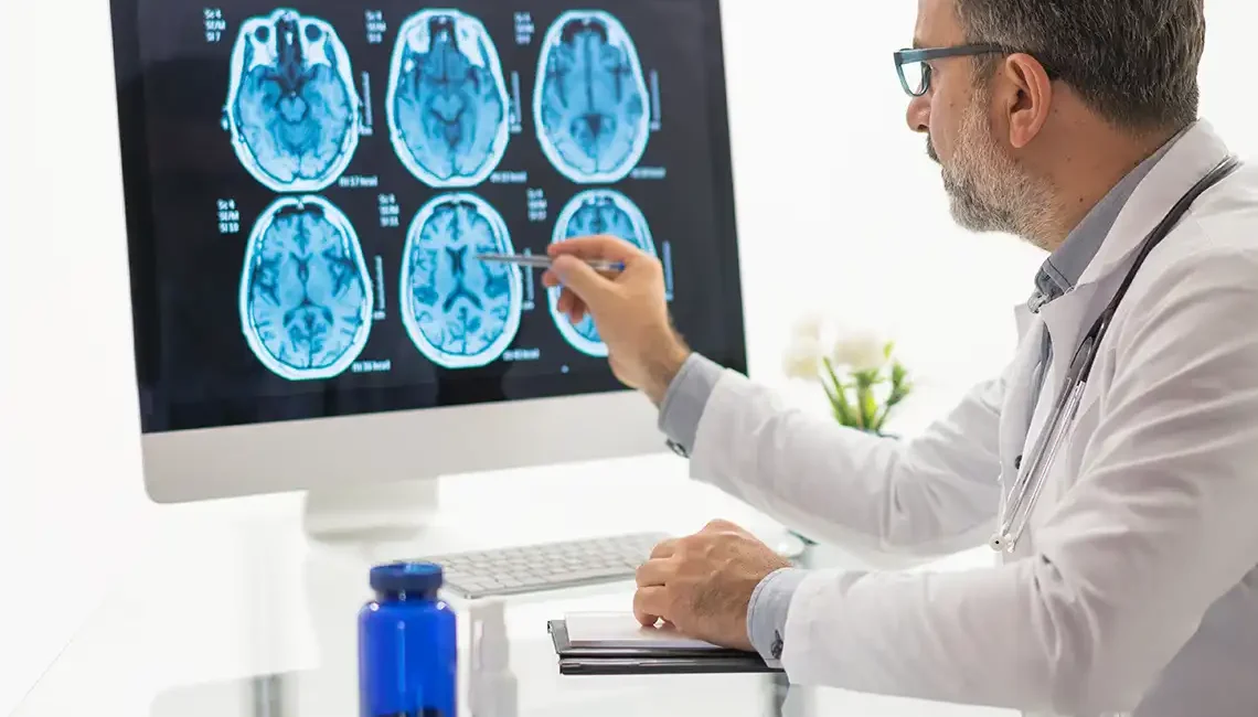 Control del dolor a través de la neurociencia junto a un profesional médico.