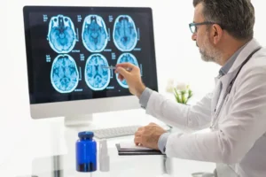 Control del dolor a través de la neurociencia junto a un profesional médico.