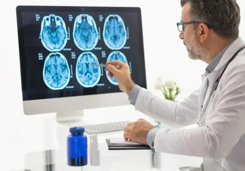 Control del dolor a través de la neurociencia junto a un profesional médico.