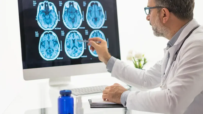 Control del dolor a través de la neurociencia junto a un profesional médico.