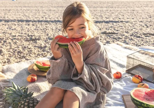 comer sandia en la playa