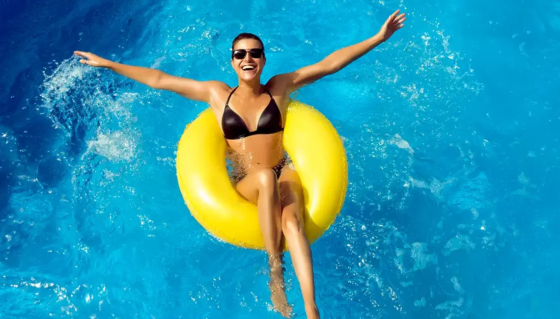 Problemas de salud en verano. Chica en piscina con flotador
