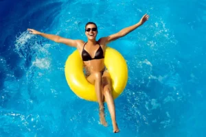 Problemas de salud en verano. Chica en piscina con flotador