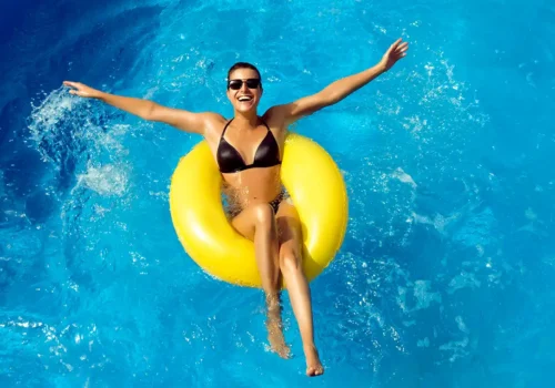 Problemas de salud en verano. Chica en piscina con flotador