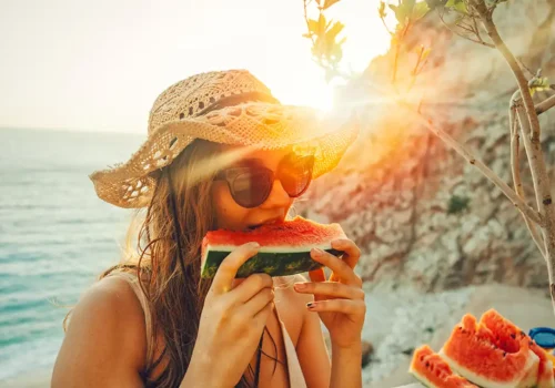 mujer-come-sandia