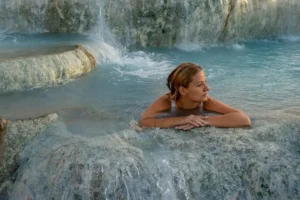 mujer en aguas termales