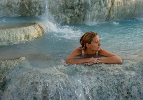 mujer en aguas termales
