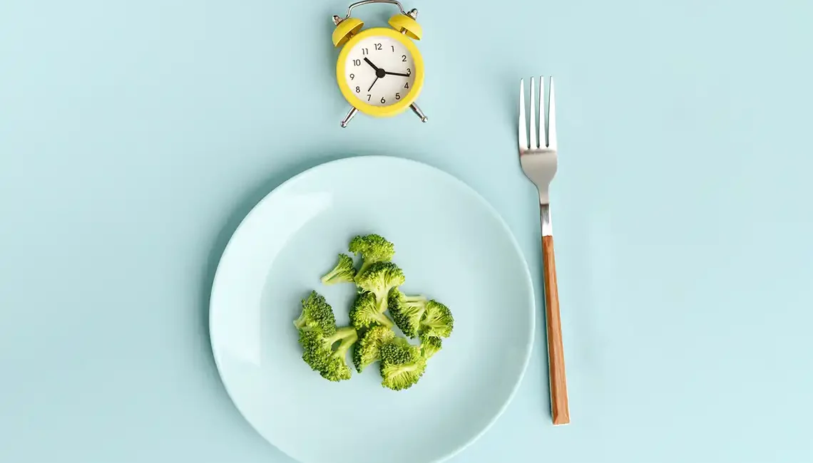 plato con brocoli y reloj