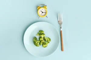 plato con brocoli y reloj