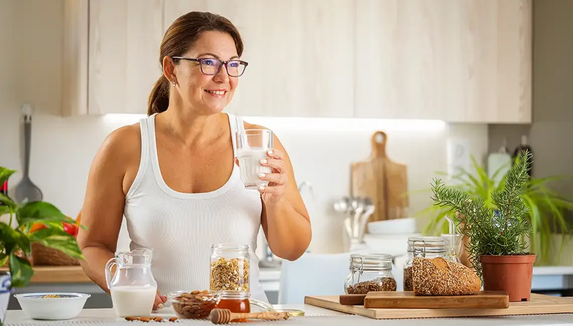 Bebidas vegetales. Mujer con bebida vegetal