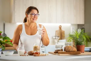Bebidas vegetales. Mujer con bebida vegetal