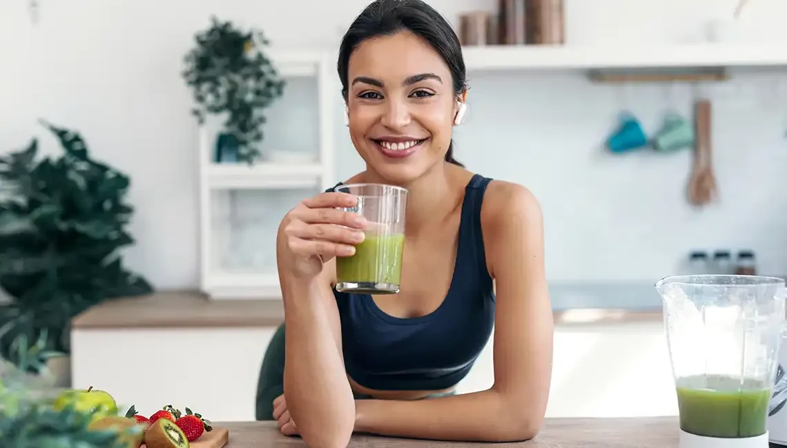 Superalimentos. Chica bebida fruta
