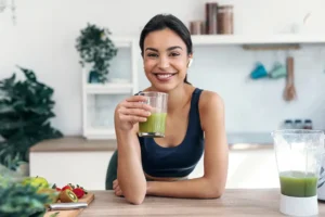 Superalimentos. Chica bebida fruta