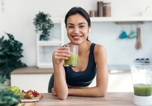 Superalimentos. Chica bebida fruta