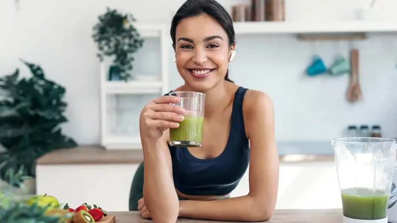 Superalimentos. Chica bebida fruta