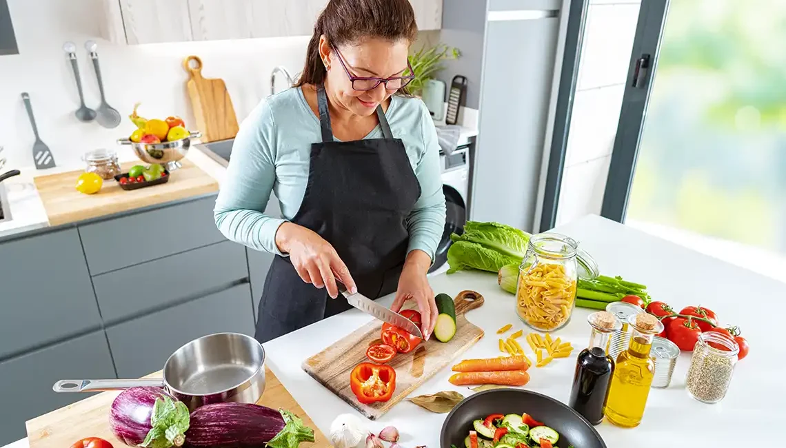 mujer cocinando