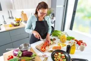 mujer cocinando
