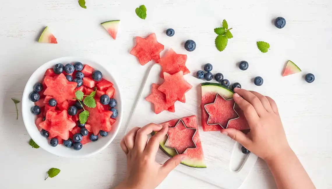 Frutas en la dieta infantil. Añadir frutas variadas a la dieta infantil cortándolas con formas divertidas