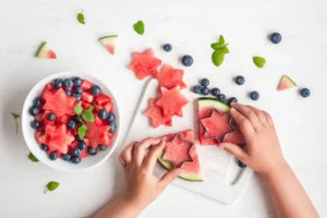 Frutas en la dieta infantil. Añadir frutas variadas a la dieta infantil cortándolas con formas divertidas