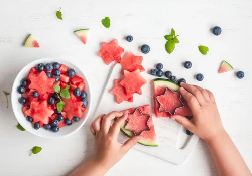 Frutas en la dieta infantil. Añadir frutas variadas a la dieta infantil cortándolas con formas divertidas