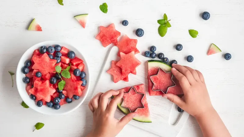 Frutas en la dieta infantil. Añadir frutas variadas a la dieta infantil cortándolas con formas divertidas