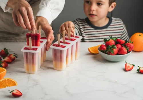 Niño preparando helados y polos de fruta