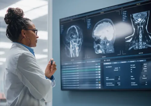 médico mirando readiografia