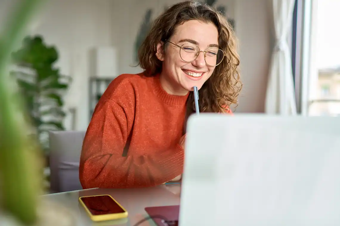 chica estudiando frente ordenador