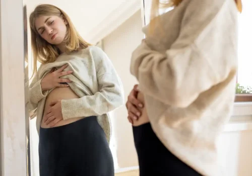 Chica con inflamación estomacal