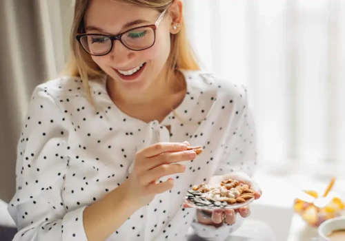 chica con frutos secos