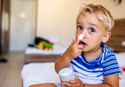 dermatitis atópica. niño con crem ahidratante