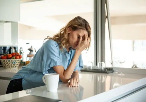 Migraña. Mujer con dolor de cabeza