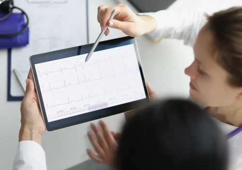 Sesgo de género en medicina. Médico mirando electrocardiograma