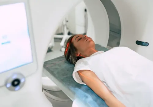 Sesgo de género en medicina. Mujer en escaner