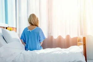 Sesgo de género en medicina. Mujer en hospital