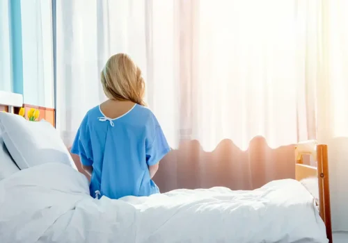 Sesgo de género en medicina. Mujer en hospital