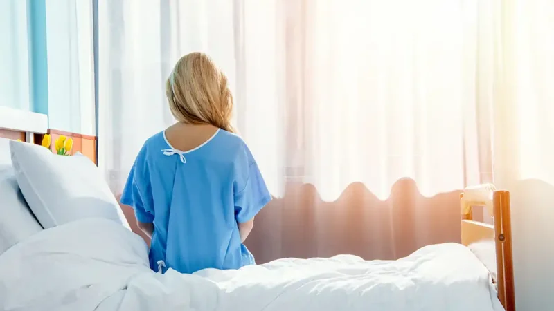 Sesgo de género en medicina. Mujer en hospital