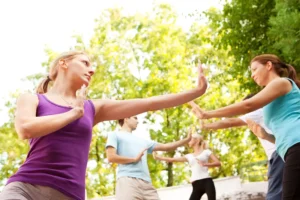 yoga y taichí. Gente practicando taichí en el parque