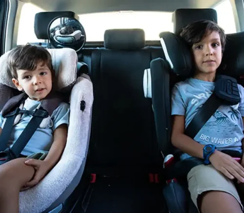 Postura niños coche