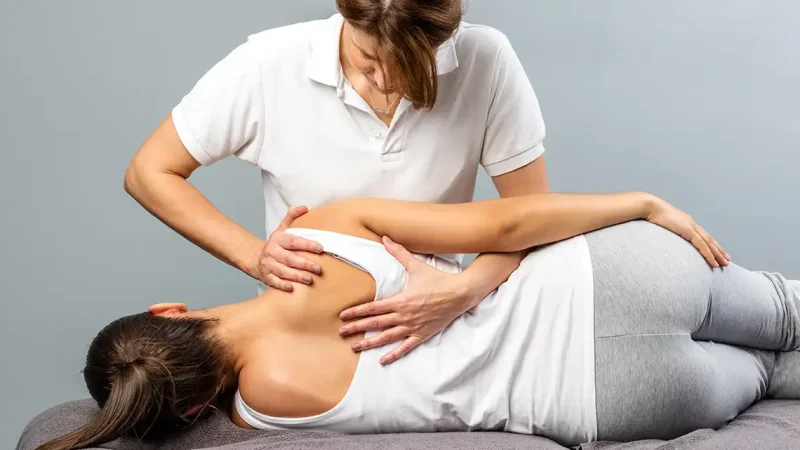 Osteopatía. Mujer recibiendo tratamiento