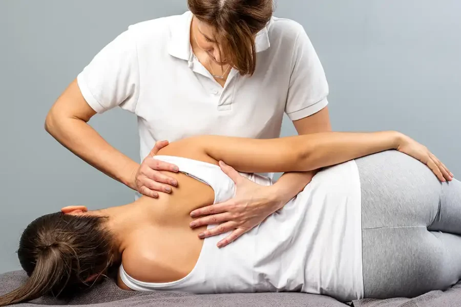 Osteopatía. Mujer recibiendo tratamiento