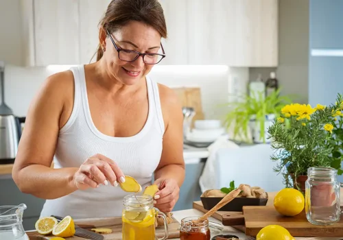 Infusión de jengibre fresco con limón para el resfriado