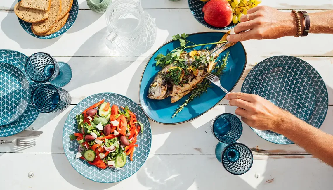 Dieta higado graso, plato de pescado y fruta