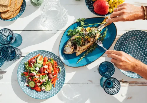 Dieta higado graso, plato de pescado y fruta